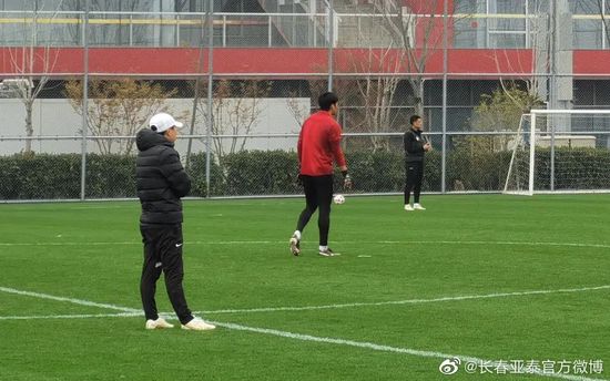 除了吴宇森擅长的枪战戏，海报中不乏汽车爆炸、摩托艇大战、摩托车追杀等元素，悬念重重的人物关系与震憾刺激的动作场面吊足了观众的胃口