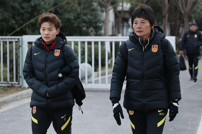 报道称，图赫尔和拜仁正在关注明夏引进勒沃库森27岁后卫若纳坦-塔的可能性，图赫尔对塔非常感兴趣，而塔本赛季的表现也非常出色。